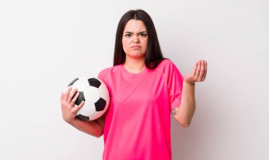 Genç yetişkin bir kadın kapiş ya da para hareketi yapıp sana ödemeni söylüyor. futbol kavramı