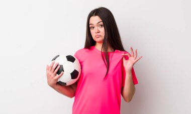 Genç bir kadın kibirli, başarılı, pozitif ve gururlu görünüyor. futbol kavramı