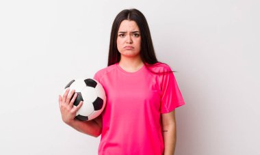 Genç bir kadın üzgün ve mızmızlanıyor. Mutsuz bir bakışı var ve ağlıyor. futbol kavramı