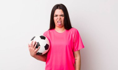 Genç bir kadın iğreniyor, sinirleniyor ve dilini çıkarıyor. futbol kavramı
