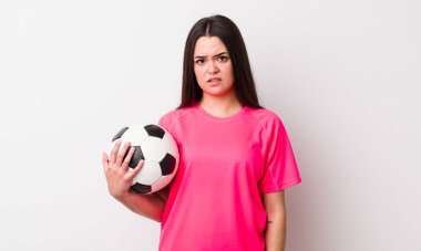 Genç bir kadın şaşkın ve şaşkın hissediyor. futbol kavramı