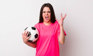 Elleri havada bağıran genç bir kadın. futbol kavramı