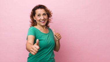 Orta yaşlı İspanyol kadın gururlu, kaygısız, kendinden emin ve mutlu, olumlu gülümsüyor.