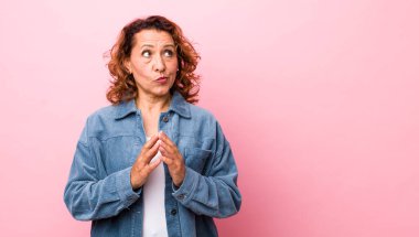 Orta yaşlı İspanyol kadın entrikalar ve komplolar kuruyor, hilekar hileler ve hilekarlıklar düşünüyor, kurnazlık ve ihanet