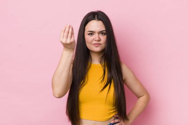 Genç bir kadın sana borcunu ödemeni söyleyerek kapiş ya da para hareketi yapıyor.!