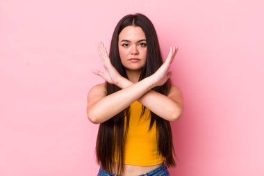 Genç, yetişkin bir kadın senin tavırlarından rahatsız ve bıkkın görünüyor. Yeter artık! Eller önde çapraz, durmanı söylüyor.