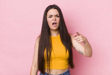 Genç yetişkin bir kadın kızgın agresif bir ifadeyle kameraya bakıyor. Öfkeli, çılgın bir patron gibi görünüyor.