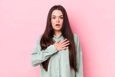 Genç bir kadın şok olmuş ve şaşırmış hissediyor, gülümsüyor, el ele tutuşuyor, o olmaktan mutlu ya da minnettarlık gösteriyor.