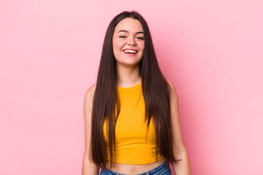 Büyük, dostane, kaygısız bir gülümsemesi olan genç bir kadın. Olumlu, rahat ve mutlu görünüyor. Ürpertici.