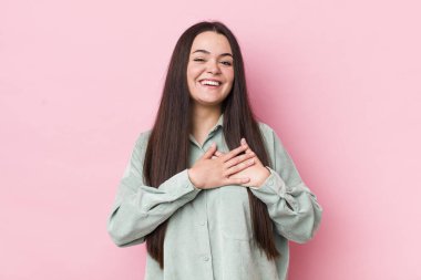 Genç bir kadın romantik, mutlu ve aşık, neşeyle gülümseyen ve kalbe yakın el ele tutuşan