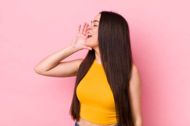 Genç yetişkin bir kadın öfkeyle ve yüksek sesle bağırarak kenardaki boşluğu kopyalamasını söylüyor.