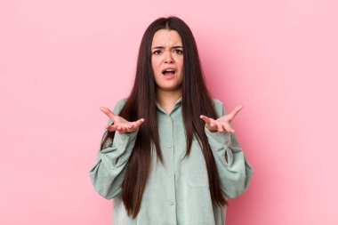 Genç bir kadın umutsuz ve hayal kırıklığına uğramış görünüyor, stresli, mutsuz ve sinirli, bağırıyor ve çığlık atıyor.