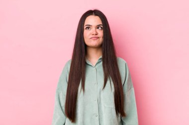 Genç bir kadın aptal ve komik görünüyor. Şaşı bakışlı, şakacı ve şakacı.