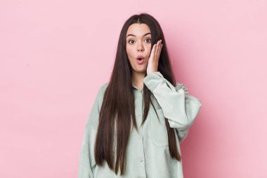 Genç bir kadın ağzı açık bir şekilde yüz yüze inanmayarak şok olmuş ve hayrete düşmüş hissediyor.