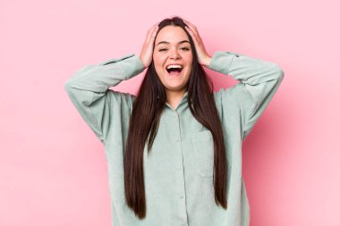 Genç bir kadın el ele tutuşuyor, ağzı açık, son derece şanslı, şaşırmış, heyecanlı ve mutlu.