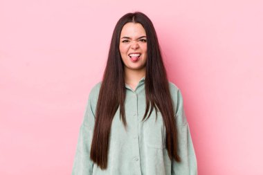 Genç bir kadın tiksinmiş ve rahatsız olmuş hissediyor. Dilini dışarı çıkarıyor. Çirkin ve iğrenç bir şeyden hoşlanmıyor.