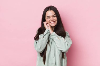 Genç bir kadın aşık ve sevimli görünüyor. Sevimli ve mutlu. Romantik bir şekilde gülümsüyor.