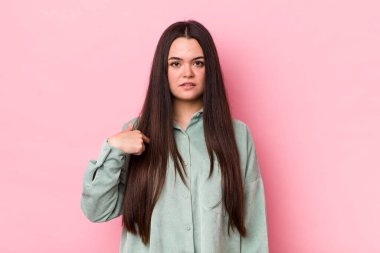 Kafası karışmış, kafası karışmış ve kendine güveni olmayan genç bir kadın kendini göstererek kim olduğunu soruyor, ben mi??