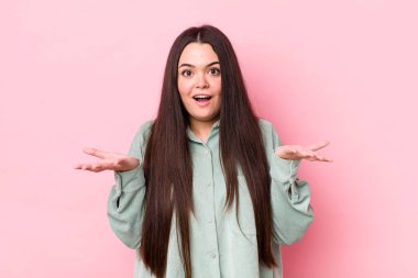 Genç bir kadın son derece şok olmuş ve şaşırmış, endişeli ve paniklemiş, stresli ve dehşete kapılmış bir bakışla