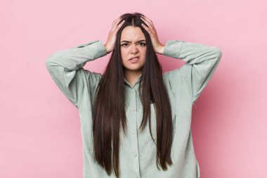 Genç bir kadın hayal kırıklığına uğramış ve sıkılmış hissediyor. Başarısızlıktan bıkmış ve bıkmış. Sıkıcı işlerden bıkmış.