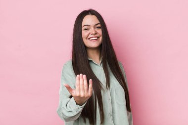 Genç yetişkin bir kadın mutlu, başarılı ve kendinden emin hissediyor, bir meydan okumayla karşı karşıya ve 