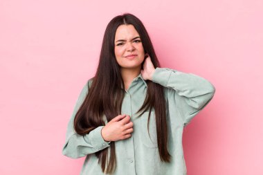 Genç bir kadın stresli, hayal kırıklığına uğramış ve yorgun hissediyor. Endişeli ve sorunlu bir bakışla boynunu okşuyor.