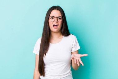 Genç bir kadın kızgın, sinirli ve hayal kırıklığına uğramış görünüyor. Senin neyin var? 