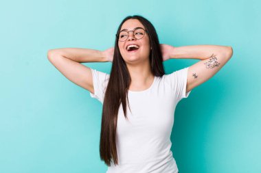 Gülümseyen ve rahat hisseden genç bir kadın, mutlu ve kaygısız, neşeli ve rahatlatıcı.