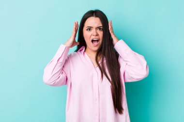 Elleri havada bağıran genç bir kadın. Öfkeli, sinirli, stresli ve üzgün.