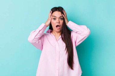 Dehşete kapılmış ve şok olmuş hisseden genç bir kadın, bir hata yüzünden el ele tutuşup panikliyor.