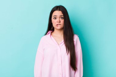 Genç yetişkin bir kadın, hangi seçeneği seçeceğine karar veremediğini ve sorunu çözmeye çalıştığını düşünüyor.