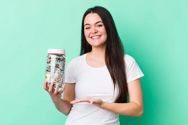 Giovane Donna Adulta Sorridendo Allegramente Sentendosi Felice Mostrando Concetto Concetto — Foto Stock