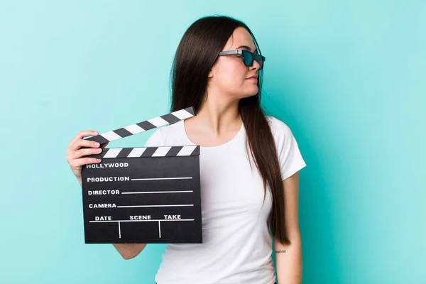 Jonge Volwassen Vrouw Profiel Bekijk Denken Verbeelden Dagdromen Filmconcept — Stockfoto