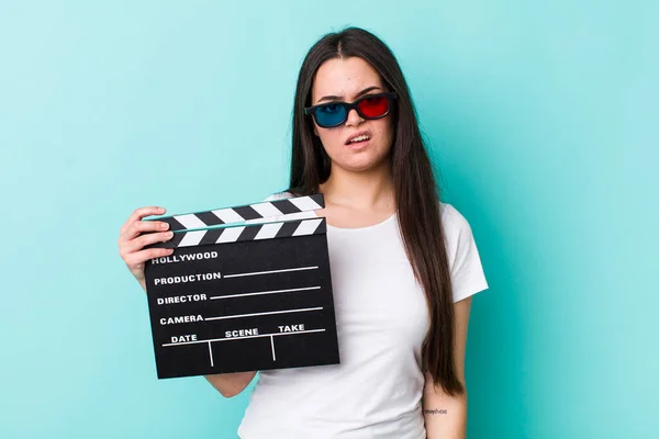 Ung Vuxen Kvinna Känner Sig Förbryllad Och Förvirrad Filmkoncept — Stockfoto