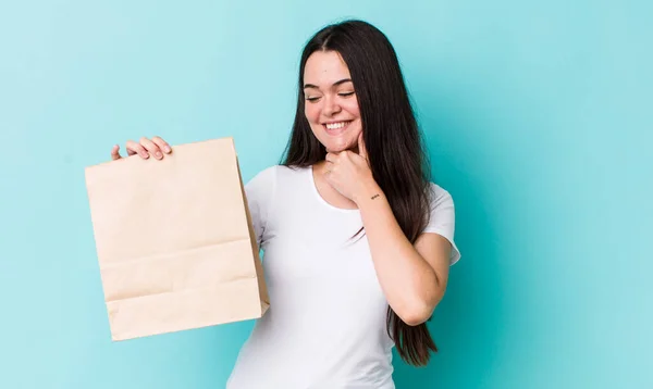 Jovem Mulher Adulta Sorrindo Com Uma Expressão Feliz Confiante Com — Fotografia de Stock