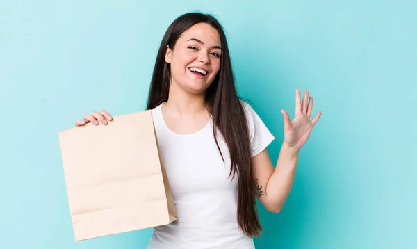 Ung Voksen Kvinne Som Smiler Lykkelig Vinker Med Hånden Hilser – stockfoto