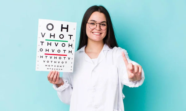 Joven Mujer Adulta Sonriendo Buscando Amigable Mostrando Número Uno Concepto — Foto de Stock