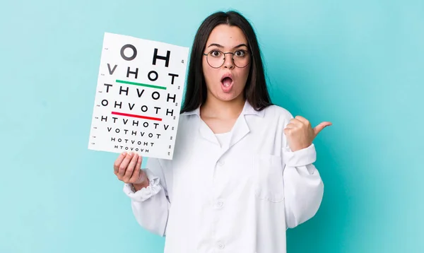 Jonge Volwassen Vrouw Kijkt Verbaasd Ongeloof Optische Zichtbaarheidstest — Stockfoto