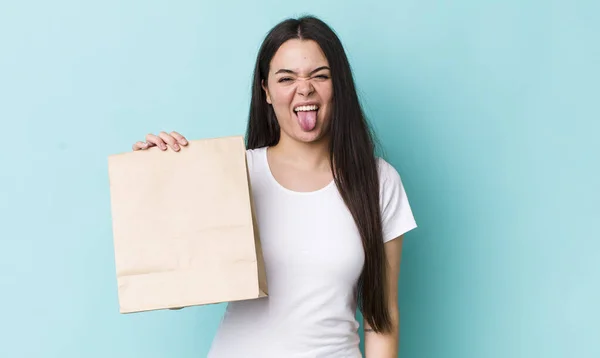 Jonge Volwassen Vrouw Met Een Vrolijke Opstandige Houding Grappen Maken — Stockfoto