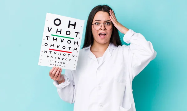 Mujer Adulta Joven Mirando Feliz Asombrado Sorprendido Concepto Prueba Visión — Foto de Stock