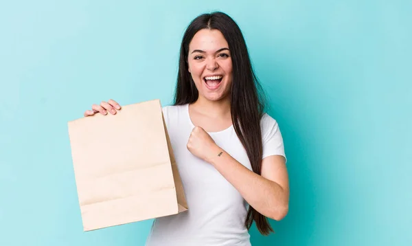 Mujer Adulta Joven Sintiéndose Feliz Enfrentándose Desafío Celebración Quitar Concepto —  Fotos de Stock