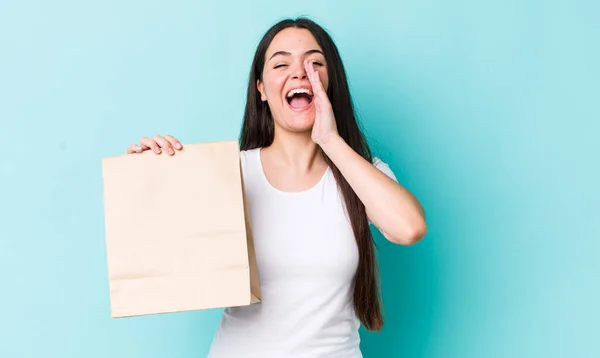 Joven Mujer Adulta Sintiéndose Feliz Dando Gran Grito Con Las — Foto de Stock