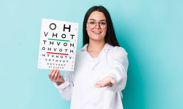 Joven Mujer Adulta Sonriendo Felizmente Con Amigable Ofreciendo Mostrando Concepto — Foto de Stock