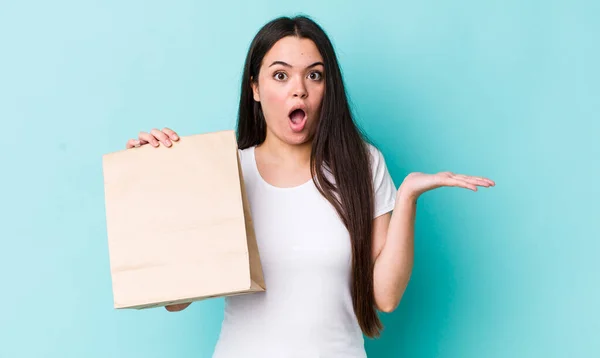 Young Adult Woman Looking Surprised Shocked Jaw Dropped Holding Object — Stock Photo, Image