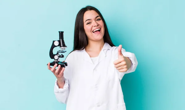 Genç Bir Kadın Gururlu Olumlu Gülümsüyor Bilim Adamı Konsepti — Stok fotoğraf