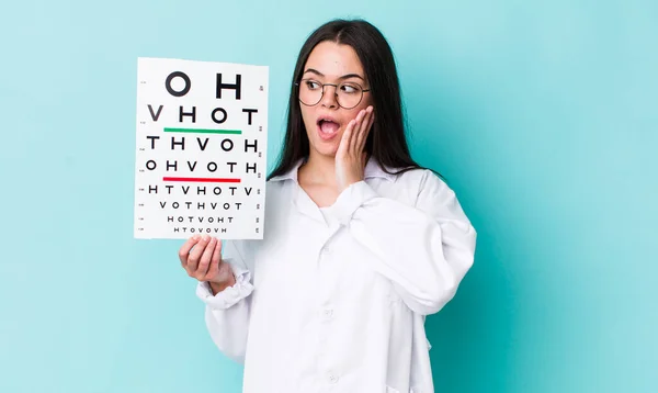 Jonge Volwassen Vrouw Die Zich Gelukkig Opgewonden Verrast Voelt Optische — Stockfoto