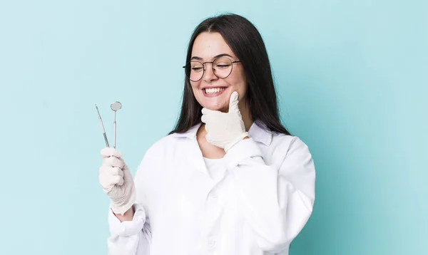 Jovem Mulher Adulta Sorrindo Com Uma Expressão Feliz Confiante Com — Fotografia de Stock