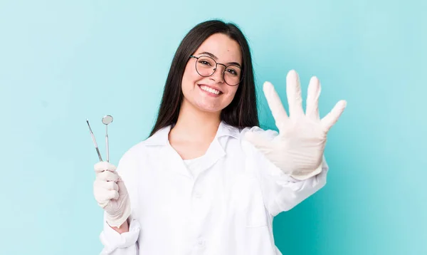 Jonge Volwassen Vrouw Glimlachend Vriendelijk Toont Nummer Vijf Tandartsconcept — Stockfoto