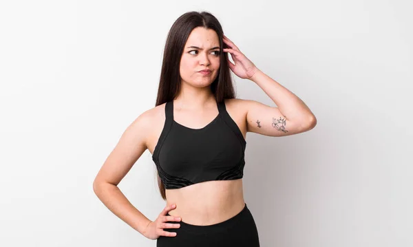 Jonge Volwassen Vrouw Voelt Zich Verward Verward Krassend Hoofd Fitness — Stockfoto