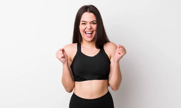 Jonge Volwassen Vrouw Voelt Zich Geschokt Lacht Viert Succes Fitness — Stockfoto